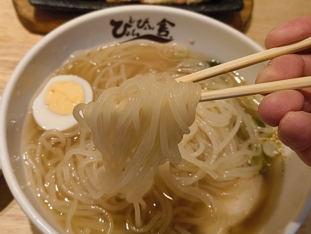冷麺を手繰る