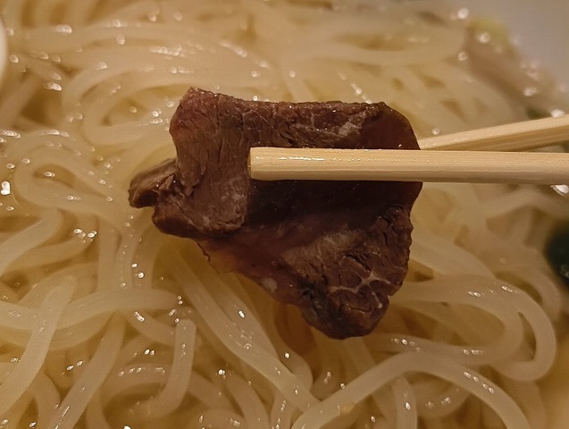 牛チャーシューを食べる