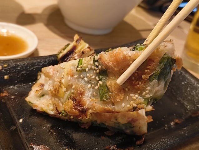 ねぎにらチヂミを食べる