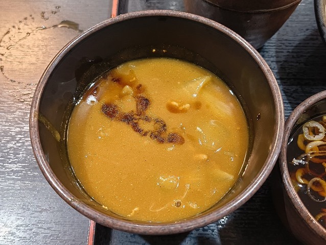 つけ汁の約1/3程をカレールーに加えてやる