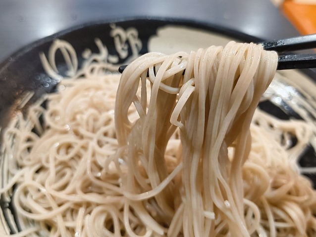 蕎麦を手繰る