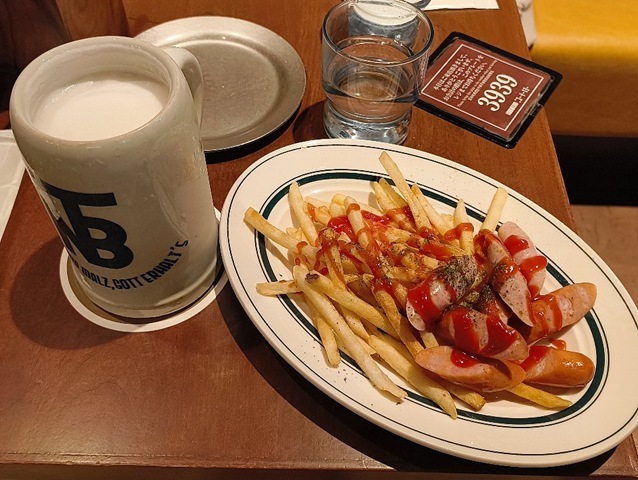 ドイツのB級グルメ カリーヴルストとサッポロ生ビール 黒ラベル（シュタインジョッキ）