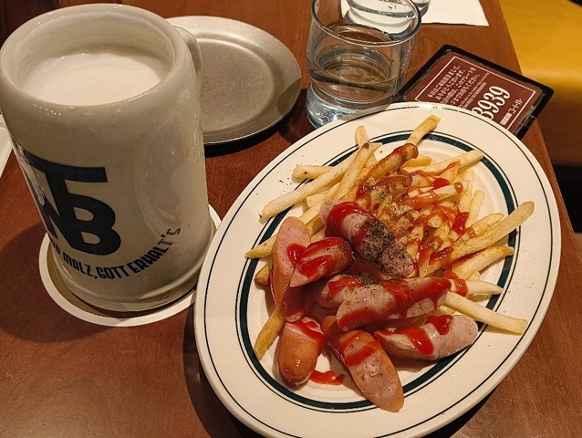 「ニュートーキヨー BEER HALL 東京駅八重洲口店」で「ドイツのB級グルメ カリーヴルスト」と「サッポロ生ビール 黒ラベル（シュタインジョッキ）」でちょっと一休みしたこと。「東京駅一番街」は相変わらずの人混みだったのだが、うまいからよかったのだよ（笑）。（ニュートーキヨー BEER HALL 東京駅八重洲口店：東京駅一番街）