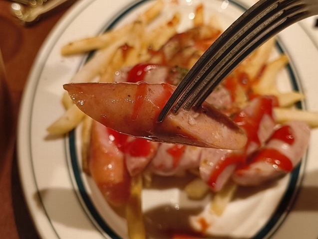 ソーセージを食べる