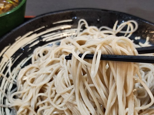 蕎麦を手繰る