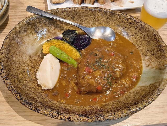 カレー煮込みハンバーグ夏野菜添え