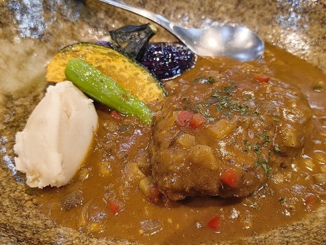 カレー味のハンバーグと夏野菜