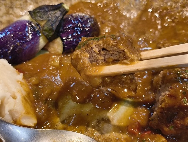 ハンバーグを食べる