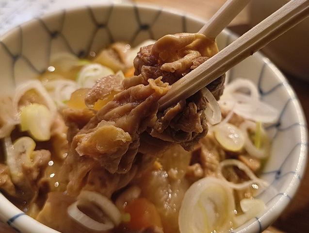 もつ煮を食べる