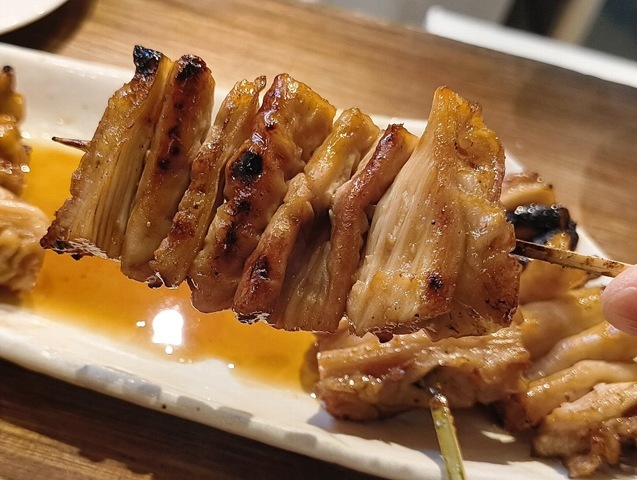 しろたれを食べる