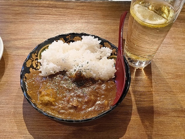 「浅草 もつ焼のんき」の「しろたれ」と「のんきボール」と「スパイスカレー」で一献。「下町ハイボール」と「スパイスカレー」の組合せなんて誰が考えたのだろうかと思うが、 勿論、うまいのだよ（笑）。（浅草 もつ焼のんき：雷門二丁目）