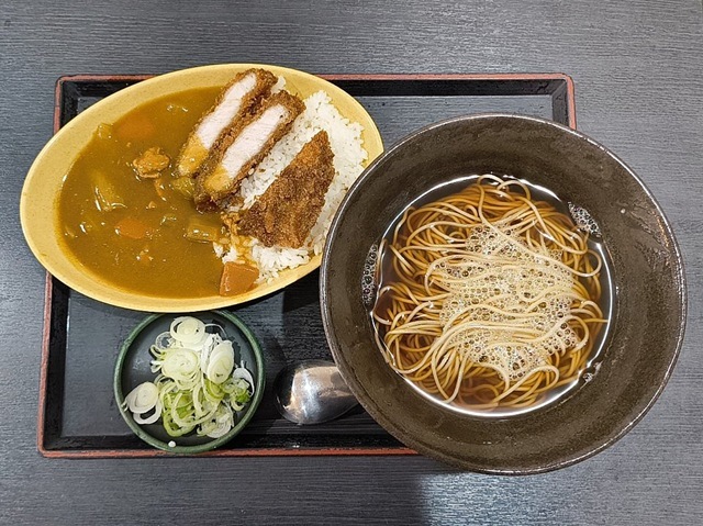 「ゆで太郎」の「ミニカツカレーセット」（かけ）でランチ。なんで「蕎麦屋」に「カレー」があるのだろうと今更に不思議がってみるが、まあ、うまいからいいのだよ（笑）。（ゆで太郎 もつ次郎本所吾妻橋店：墨田区吾妻橋3丁目）