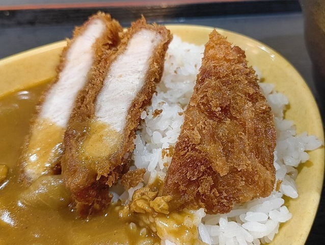 カツ（たぶん成型肉）