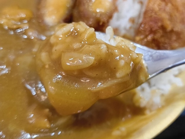 カレーを食べる