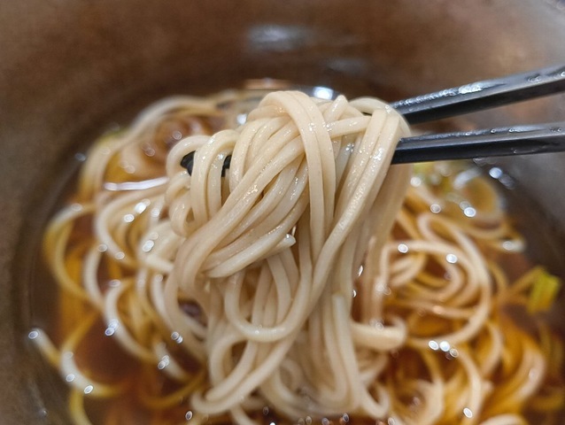 蕎麦を手繰る