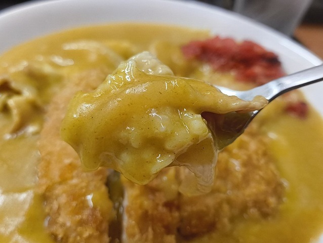 ライスカレーを食べる