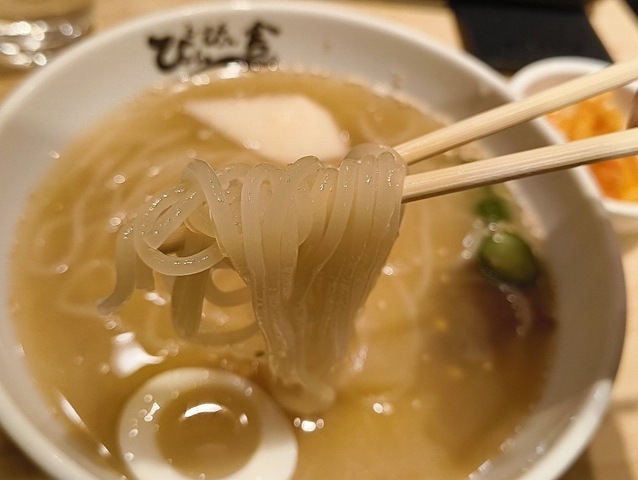 冷麺を手繰る