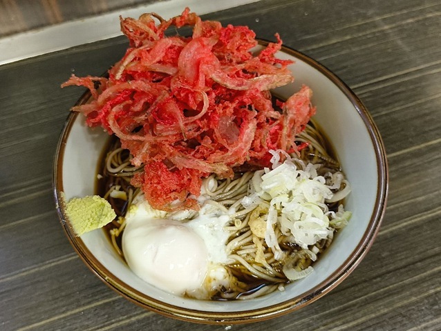 冷し紅ショウガ天そば＋温泉たまご
