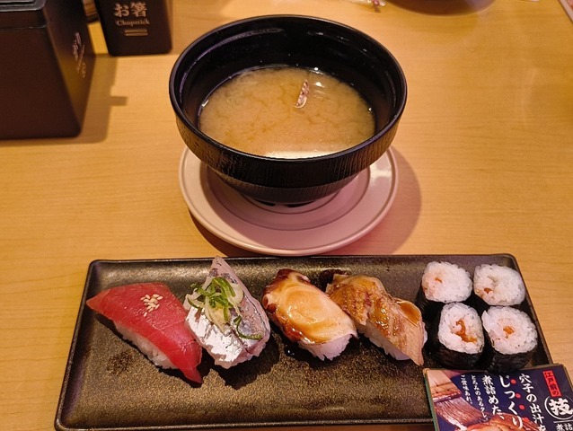 江戸前の匠すし5種盛り（大和寿司監修）とあさりの味噌汁