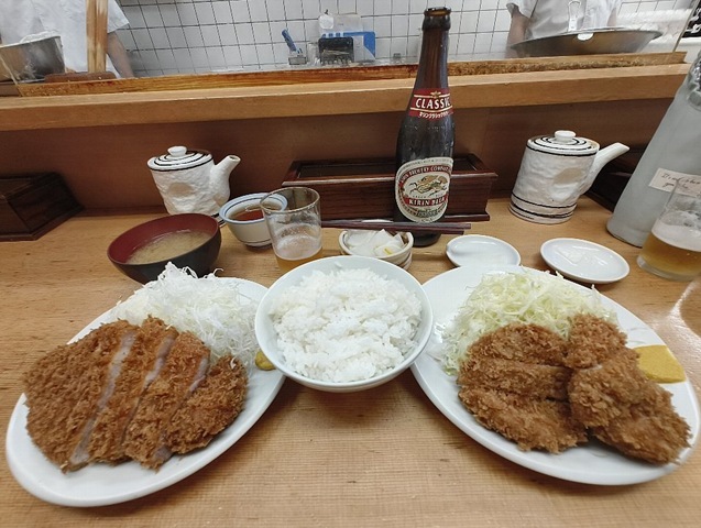 『とんかつ山家 上野店』 の「ロースカツ定食」（大）と「ひれかつ定食」でランチ。ロースの脂身が甘くてうまいが、特別うまいのではなく、普通にうまいのだ。この「とんかつ」を食べる為に、わざわざ行列で待つ甲斐があるのだよ（笑）。（とんかつ山家 上野店：上野四丁目）