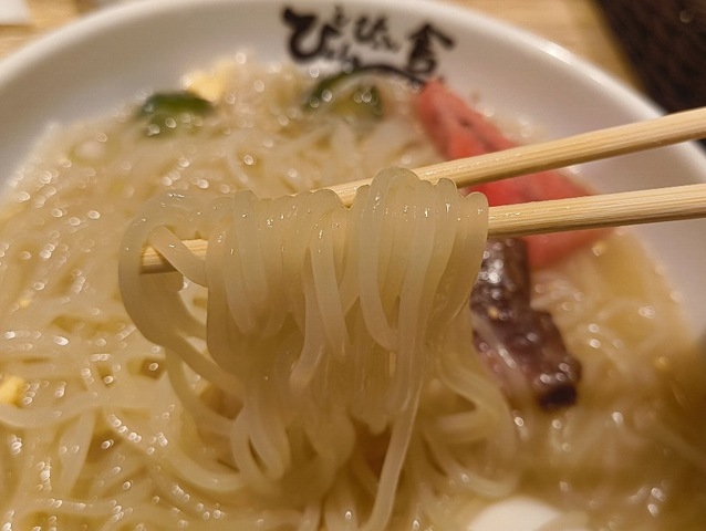 冷麺を手繰る
