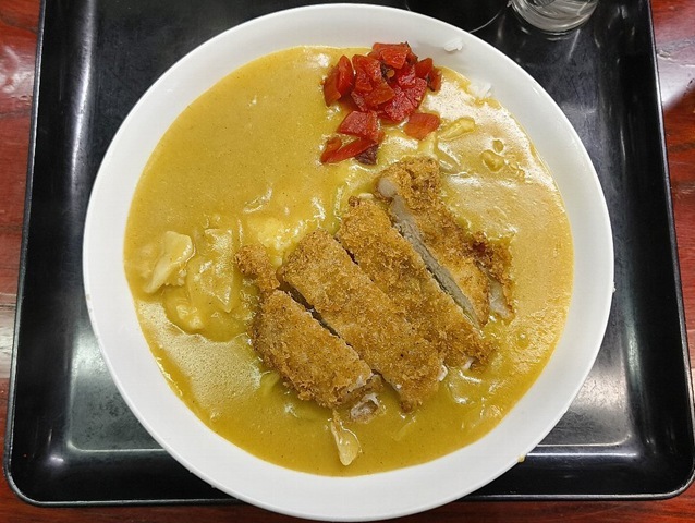 今年初めて食べてうまかったものの1位は「東嶋屋」の真っ黄色な「カツカレー」だ。そう「世界一うまい蕎麦屋のカツカレー」なのだ。そして今年一番うまかったものと云えば（初めて訪れた店ではない）「ナカジマ」の「かつ丼」なのだよ（笑）。私的な七味三選（初めて訪れ、食べてうまかった店七選）2025年版。