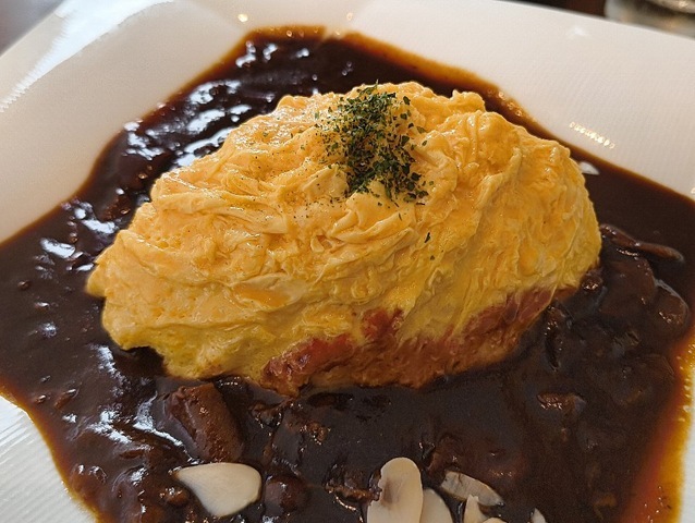 エムシー・カフェ（M&C Café）の特製 おすすめ早矢仕セット オムライス仕立て