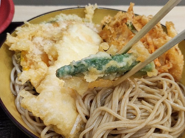 オクラの天ぷらを食う