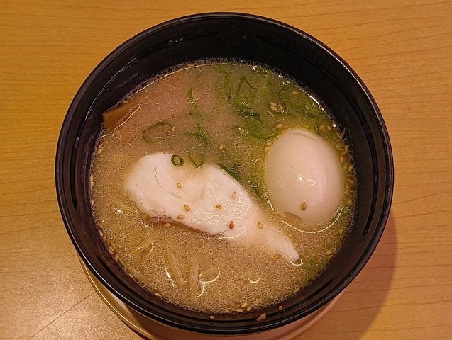 「スシロー」で「スシロー 鯛白湯ラーメン煮玉子付」と「きゅうり巻」でランチ。「鯛白湯（たいぱいたん）」と名付けられたように「白濁」した「スープ」が目をひく。 「鯛」の上品な白身でとった「スープ」はずばりうまいのだが、あたしは（腎臓が悪いので）半分だけいただいたのだ（笑）。（スシロー 浅草吾妻橋店：墨田区吾妻橋１丁目）
