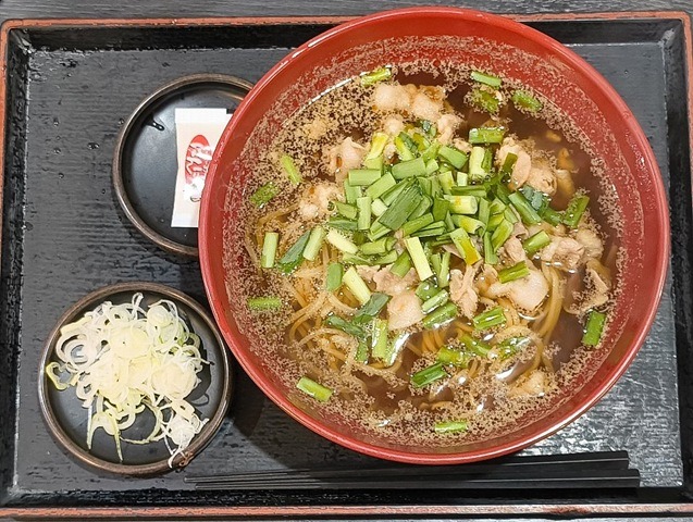 「ゆで太郎 」で「ニラ中華そば」でランチにしたこと。暑いのだけれど熱い「ニラ中華そば」を食べようと思った。それは（あたしにとっては）反則なのだけれど、しっかりとうまかったのだよ（笑）。（ゆで太郎 もつ次郎本所吾妻橋店：墨田区吾妻橋3丁目）