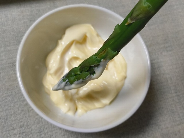 アスパラガスをマヨネーズをつけて食べる