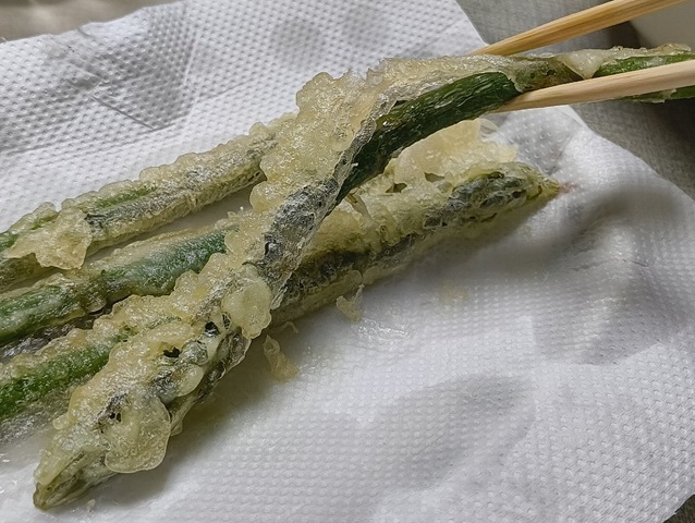 岩見沢市の「馬渕さん」から『北海道産アスパラガス』が届いた。「アスパラガス」は茹でて食べ、そして肉巻き、素揚げにし、最後は「天ぷら」になった。「アスパラガス」の「天ぷら」、それも一本丸ごと揚げる。 この歳になって覚えた「うまいもの」になったのだ（笑）。