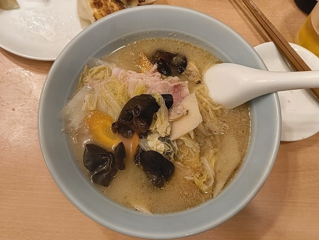 「ニュー菜苑」で「純レバ丼」と「タンメン」と「餃子」と「ぬかづけ」とビールで夕餉。ここは「おかあさん」が趣味でやっているような店、とあたしは認識していたのだが、 「純レバ丼」と「タンメン」と「餃子」を食べて、認識が一変してしまったのだ。これは趣味でやっている味ではない。勿論うまいのだよ（笑）。（ニュー菜苑：浅草四丁目）