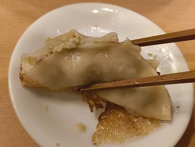 餃子を食べる