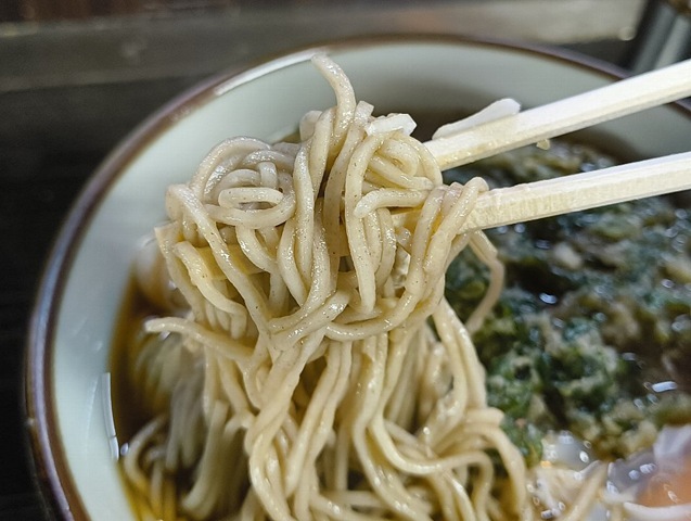 蕎麦を手繰る