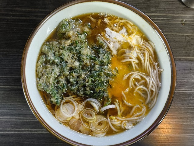 生たまごを春菊天の無い片側に広げれば、春菊の緑と黄身の黄の見事なコントラスト生たまごを春菊天の無い片側に広げれば、春菊の緑と黄身の黄の見事なコントラスト