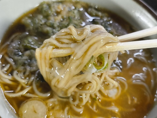 生たまごを纏った蕎麦をズルズルと手繰る