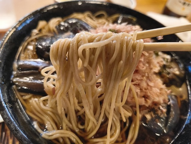 細い蕎麦を手繰る