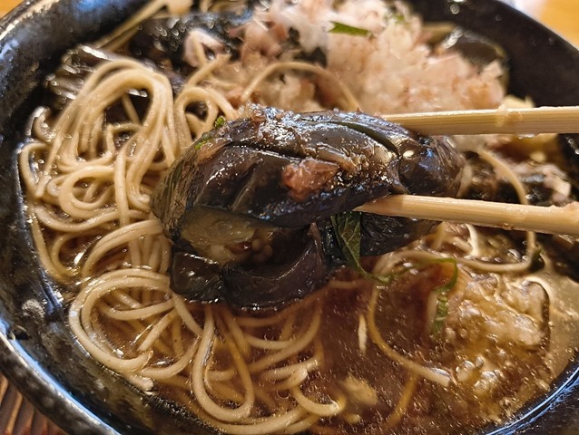 茄子を食べる