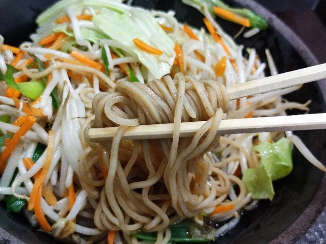 蕎麦を手繰る