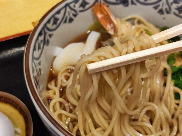 蕎麦を手繰る