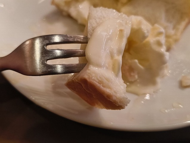 アイスクリームをスプーンで掬い蜂蜜がへばりついたトーストにのせて食べた