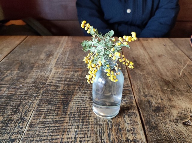 テーブルに花