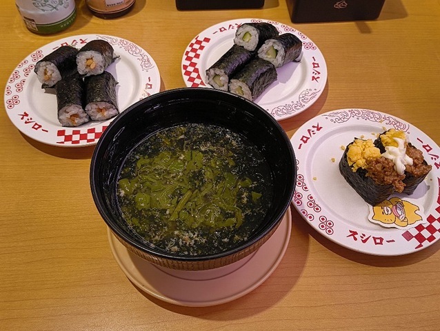 海藻たっぷり味噌汁と鶏そぼろと玉子軍艦 ノラネコぐんだんコラボ限定ピック付きときゅうり巻と小粒納豆巻（ねぎ抜き）