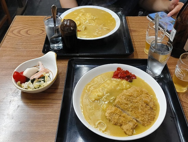 「東嶋屋」で家人と一緒に「カツカレー」（ご飯半分）と「ライスカレー」でランチにしたのだが、月に1回にした「東嶋屋」だけど、こんなにうまい「カツカレー」が他にあるだろうか、と後悔さえしているのだ。食べればやっぱりうまいのだよ（笑）。（東嶋屋：竜泉一丁目）