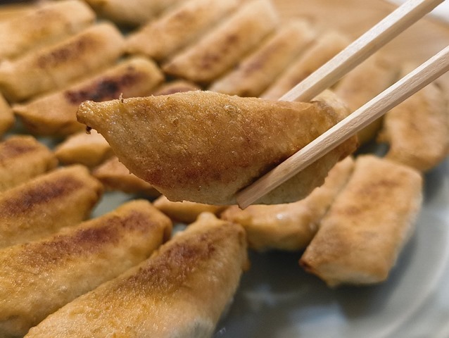 餃子を食べる