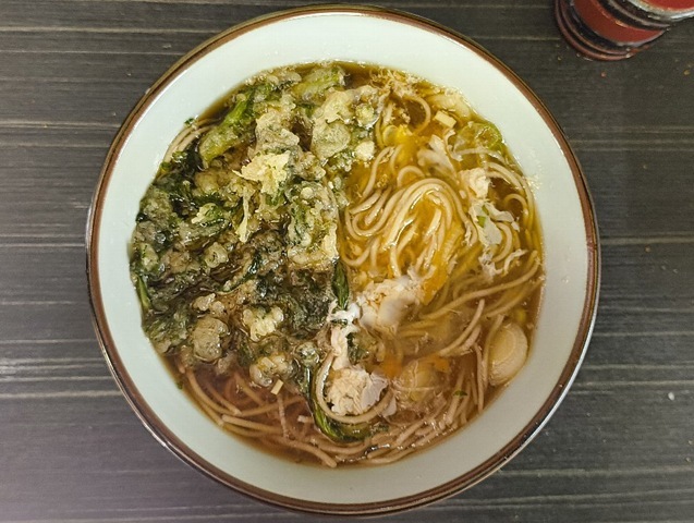 生たまごを崩し春菊の緑とたまごの黄色の対比を楽しむ