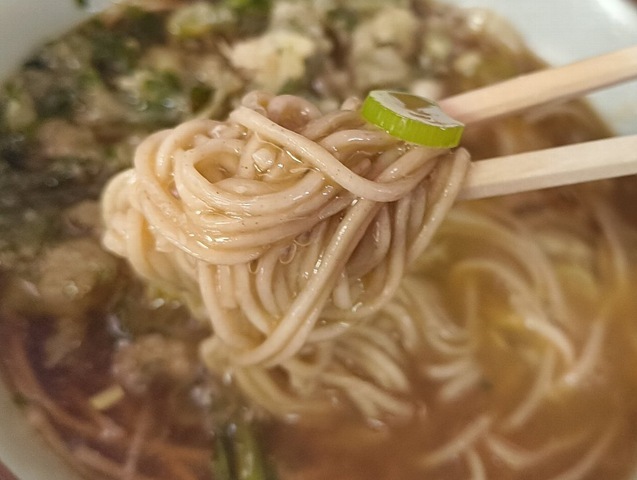 蕎麦と崩したたまごを絡めて手繰る