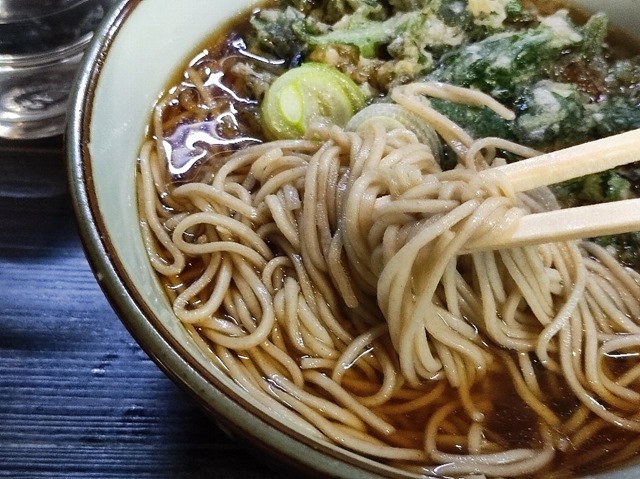 蕎麦を手繰る