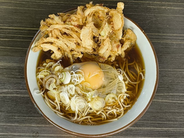 「文殊」で「天玉そば」（「かき揚げそば」＋「生たまご」）でランチ。「文殊」の「蕎麦」は（ちゃんとつくると）何とも云えないほど姿がいい。 それは単なる姿では無く伝統とでも云えるものかもしれない。まあ勝手にそう思っているのだから許されよ（笑）。（文殊 浅草店：浅草一丁目：浅草地下街）